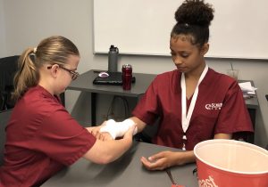 participant applying splint